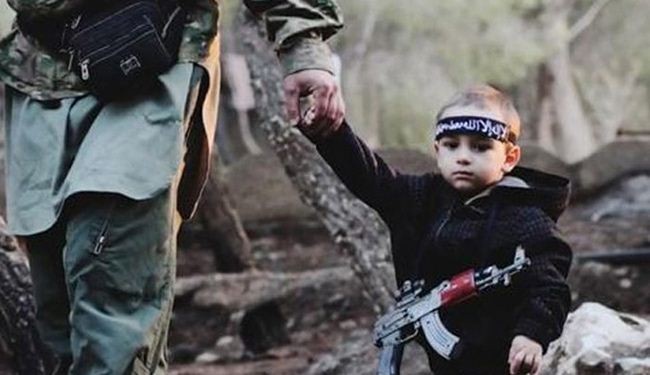 طفل كوبي ذو 3 سنوات بين عناصر داعش