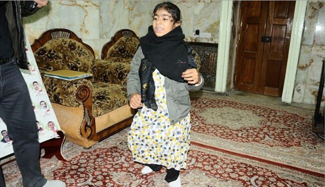 صور/طفلة باكستانية مشلولة تشفي عند مرقد الإمام الحسين ع