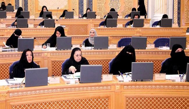 مجلس الشورى السعودي بصدد إقرار زي موحد للمذيعات