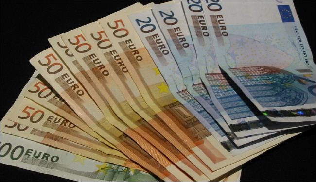 اليورو الى أدنى مستوياته في 11 سنة