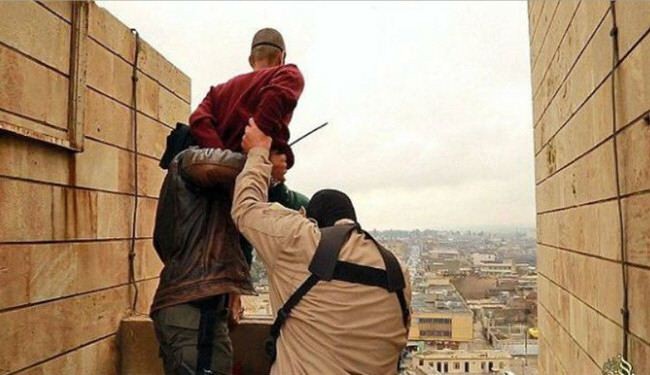 بالصور/ داعش يرمي شخصين من سطح مرتفع ويرجم امرأة