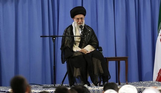 آية الله خامنئي: توجوا العلم بالتفکیر وزینوهما بالتقوی والعفة