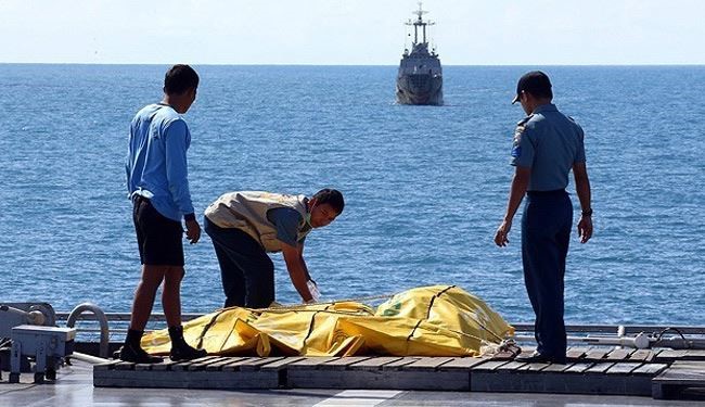 انتشال 6 جثث جديدة من ضحايا الطائرة الماليزية المنكوبة