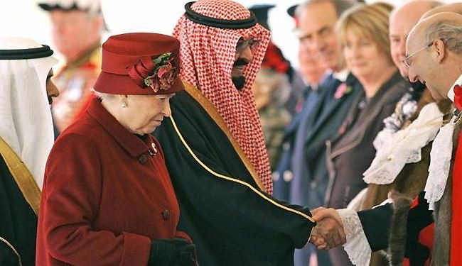 الملك عبدالله لإليزابيث الثانية: أبطئي السرعة وركّزي على القيادة