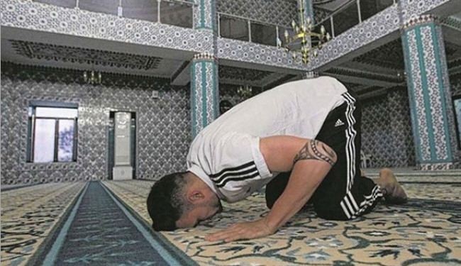 بالصور: لاعب ألماني شهير يشهر إسلامه،من هو؟
