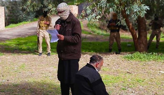 داعش یک مرد سالخورده را سنگسار کرد + عکس
