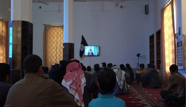 بالصور/داعش يعرض أفلامه الدموية للناس بالمساجد