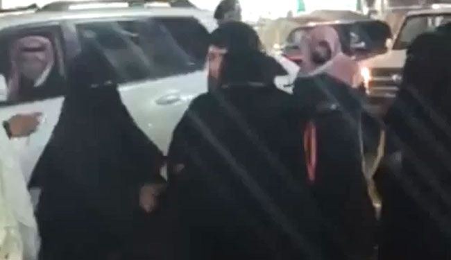 الهيئة السعودية تغطي عيون سيدة بالقوة!
