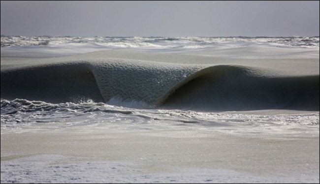 صور رائعة لأمواج المحيط المجمدة