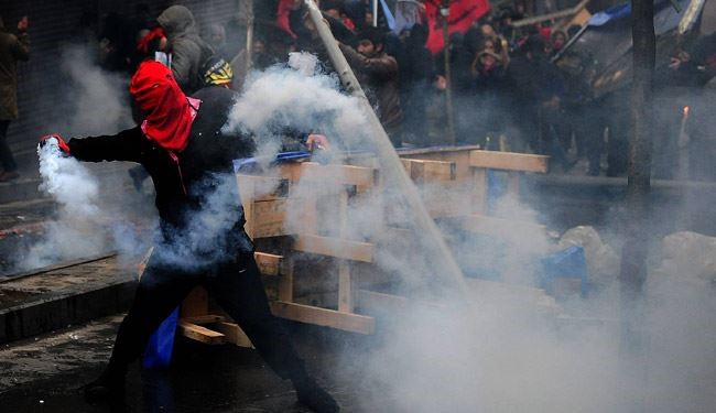 Turkish Police Violent Crackdown Cause Street Battles in Istanbul