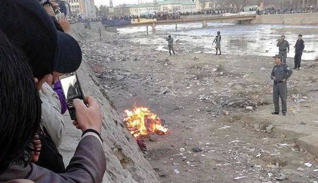 بالصور: افغانية تضرب حتى الموت في كابول وتحرق جثتها