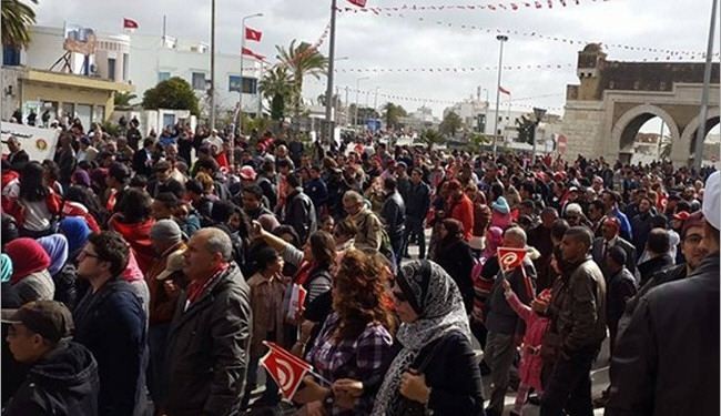 عشرات الآلاف من التونسيين يتظاهرون ضد هجوم باردو