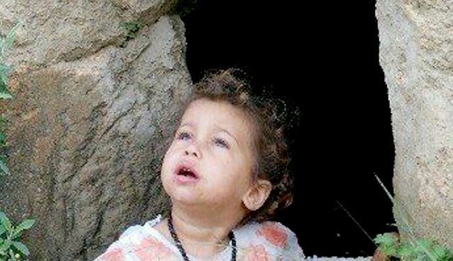 چشمان نگران دختر یمنی به دنبال جنگنده‌های سعودی + عکس