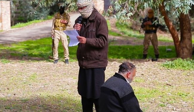 عناصر داعش یک مرد را در موصل 