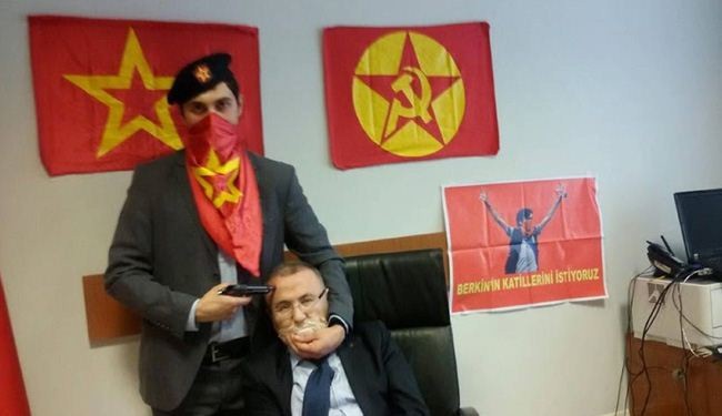 Turkey Blocks Social Networks and Sites over Image of Slain Prosecutor