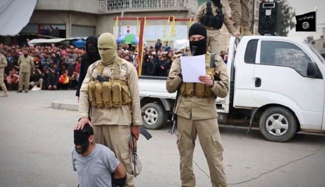 بالصور/داعش يعدم 4 اشخاص بقطع الرأس في نينوى