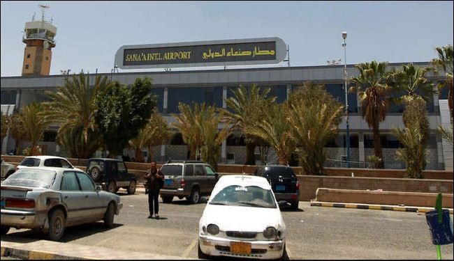 صور/ القصف السعودي يجبر الآلاف على الفرار عبر مطار صنعاء