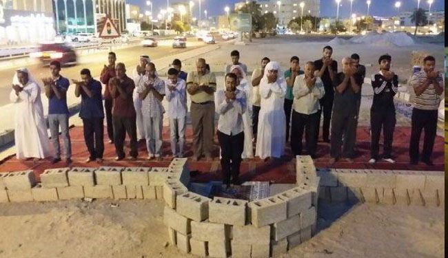 نماز جماعت بحرینی‌ها در محل مساجد تخریب شده + عکس