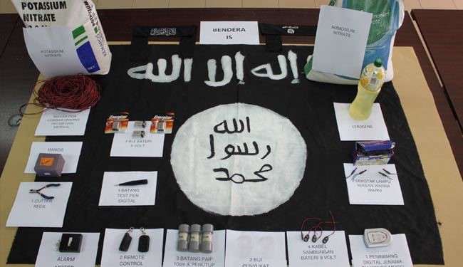 اشیاء به دست آمده از داعشی‌ها در مالزی + عکس