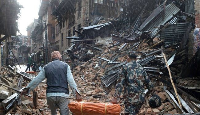 النيبال... نزوح كثيف للمنكوبين وحصيلة الزلزال تتجاوز 4000 قتيل