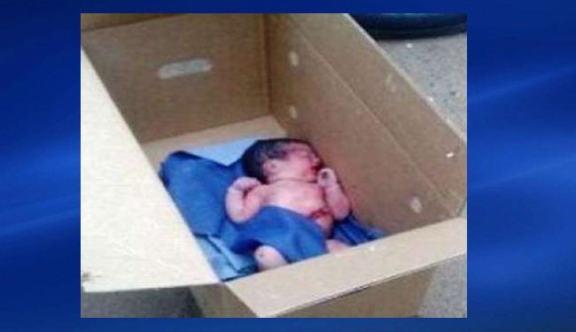 بالصورة/ الفقر يدفع عائلة سورية لاجئة للتخلي عن رضيعها في كرتونة