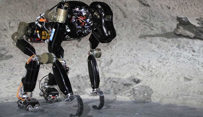 بالصور.. قرد روبوتي قد يسير على القمر مستقبلاً