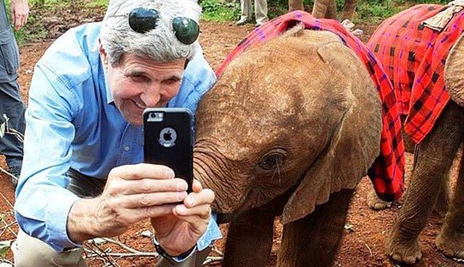 سلفی وزیرخارجه آمریکا با فیل !