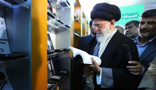 بالصور، آية الله خامنئي يتفقد معرض طهران الدولي للکتاب