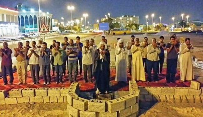 بحرينيون يصلون في ارض مسجد هدمه النظام عام 2011
