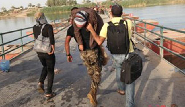بالصور.. أكتاف جنود العراق أسرّة لمرضى النازحين في بزيبز