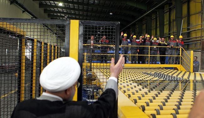الرئيس الايراني يدشن أكبر مصنع لإنتاج الزجاج في البلاد