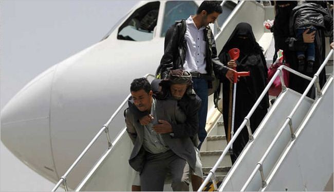 صور.. الحياة تعود إلى مطار صنعاء بعودة العالقين بالخارج
