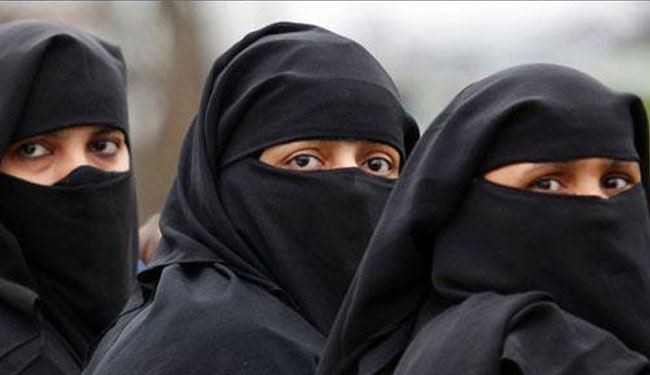هيئة الأمر بالمعروف السعودية توبخ امرأة لعدم ارتدائها قفازات