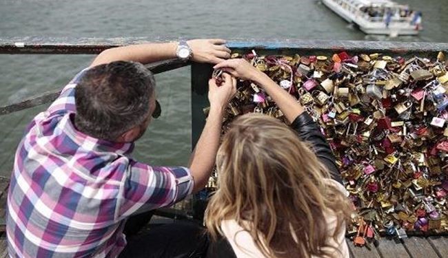 شهرداری پاریس  دخیل عاشقان را باطل کرد!+عکس