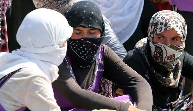 داعش زنان ایزدی را برهنه به مزایده می گذارد