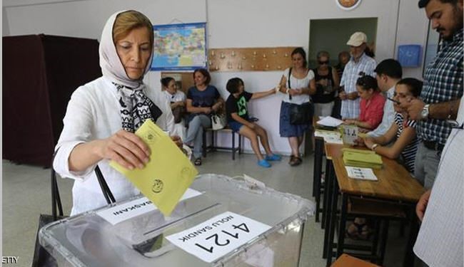 حزب اردوغان يتصدر الانتخابات بتركيا لكنه قد يخسر الغالبية المطلقة