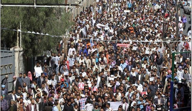 اليمن: تظاهرة بصنعاء وشهداء بتعز ووفد انصار الله يغادر الى جنيف