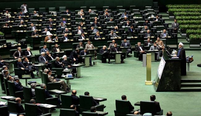 البرلمان الإيراني يصوت على مشروع يلزم الحكومة بعرض الإتفاق النووي عليه