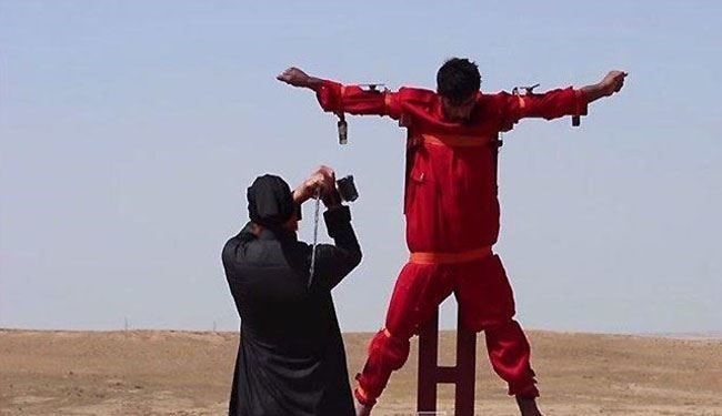 داعش دست وپاي قرباني خود را قبل از اعدام بُريد