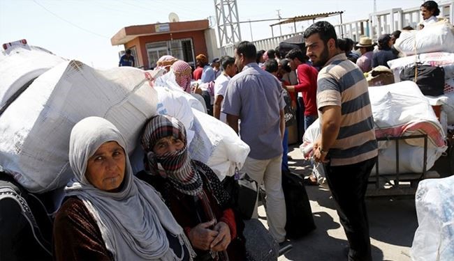 Hundreds of Refugees Cross Back into Syria from Turkey