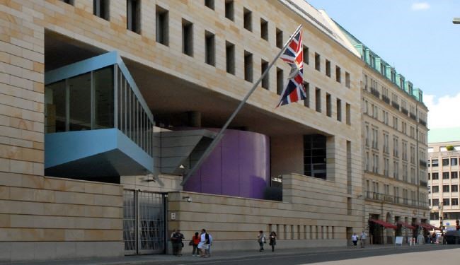 سفارت انگلیس برای مجری بازداشت‌شده غذا می‌برد!