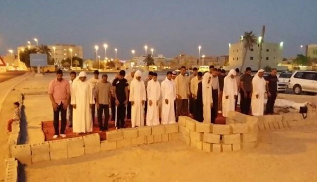 نمازمغرب وعشای بحرینیها درمسجد تخریب شده