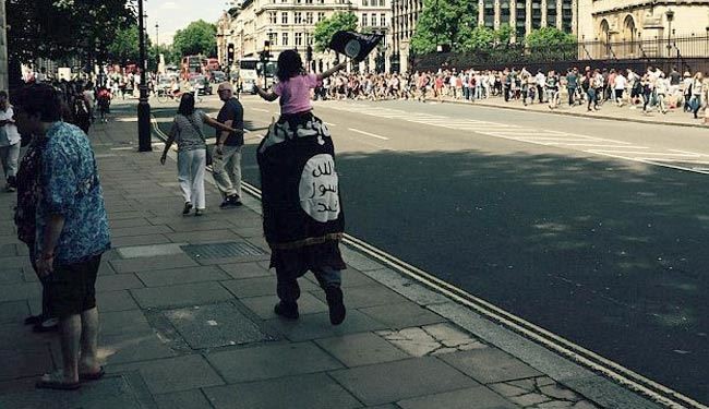 قدم زدن پدر و دختر با پرچم داعش در لندن !