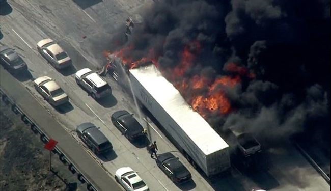تصاویر آتش سوزی در بزرگراه کالیفرنیا‎