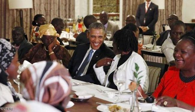 بالصور: أوباما يتناول العشاء مع أفراد عائلته الكينية