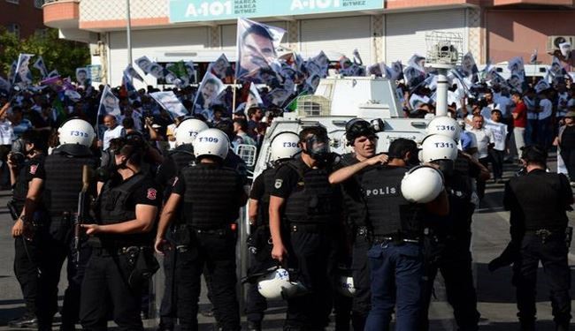 Kurds Clash with police in Turkish Border Town