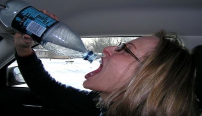 ابتعدوا عن زجاجات المياه المتروكة داخل السيارة!