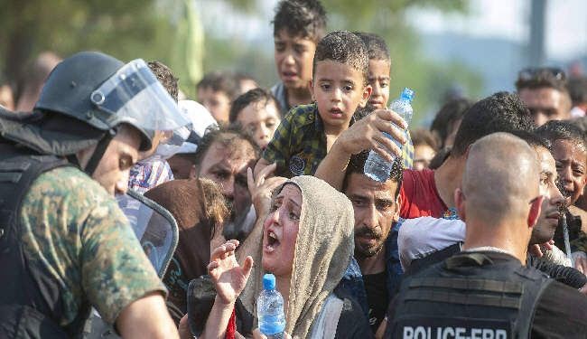 الشرطة المقدونية تطلق قنابل صوتية على مهاجرين غير شرعيين