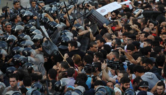 لبنان... جرحى في مواجهات بين متظاهرين والامن على خلفية ازمة النفايات