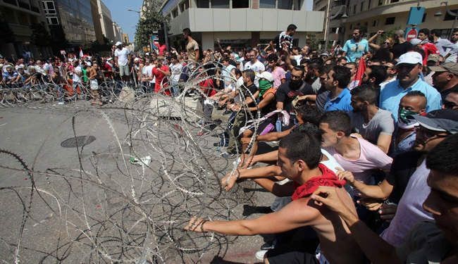 اكثر من 70 جريحا في مواجهات بين محتجين وقوى الامن اللبنانية